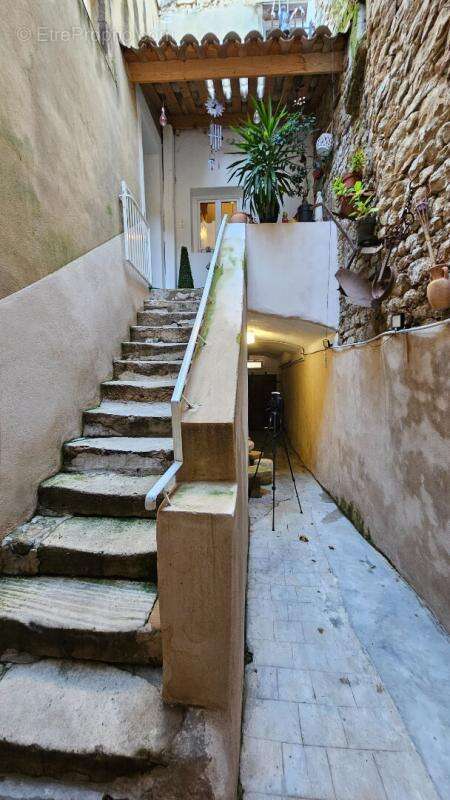 Appartement à BAGNOLS-SUR-CEZE