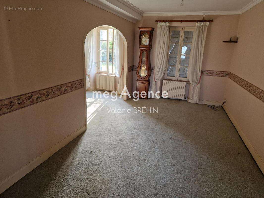Maison de 107 M² environ à rénover proche des commerces. A 10mn de l'autoroute et 1H30 de Paris en train. - photo 2