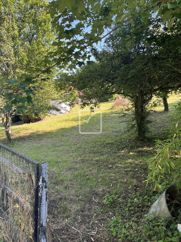 Terrain à UZERCHE