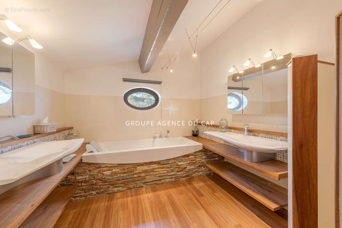 Villa de 185m2 avec vue mer à 250 mètres des plages des Issambres - photo 14
