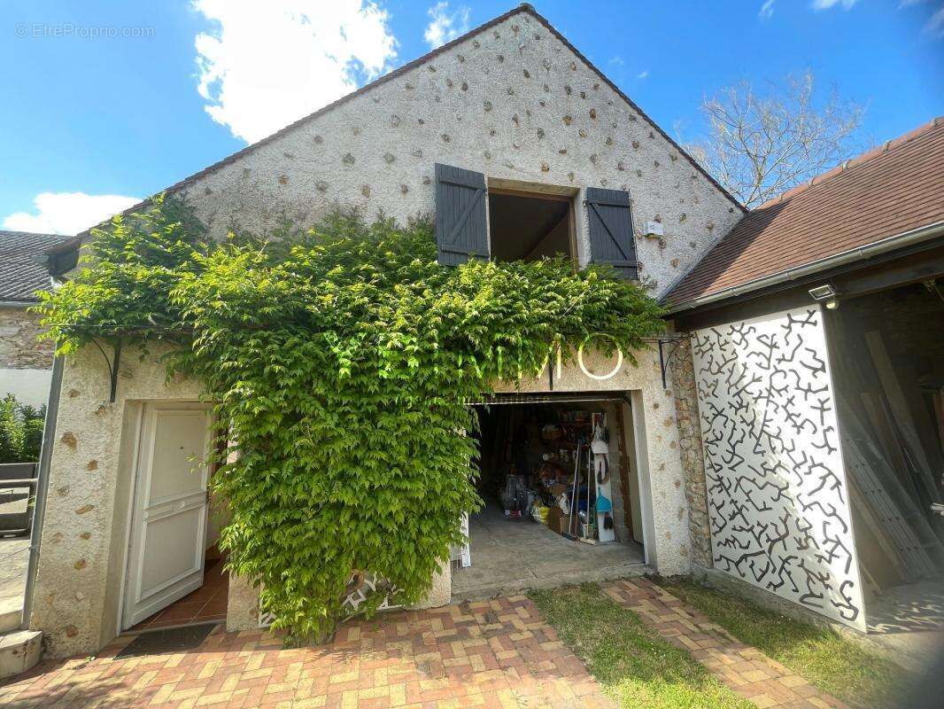 Maison à LA CELLE-LES-BORDES