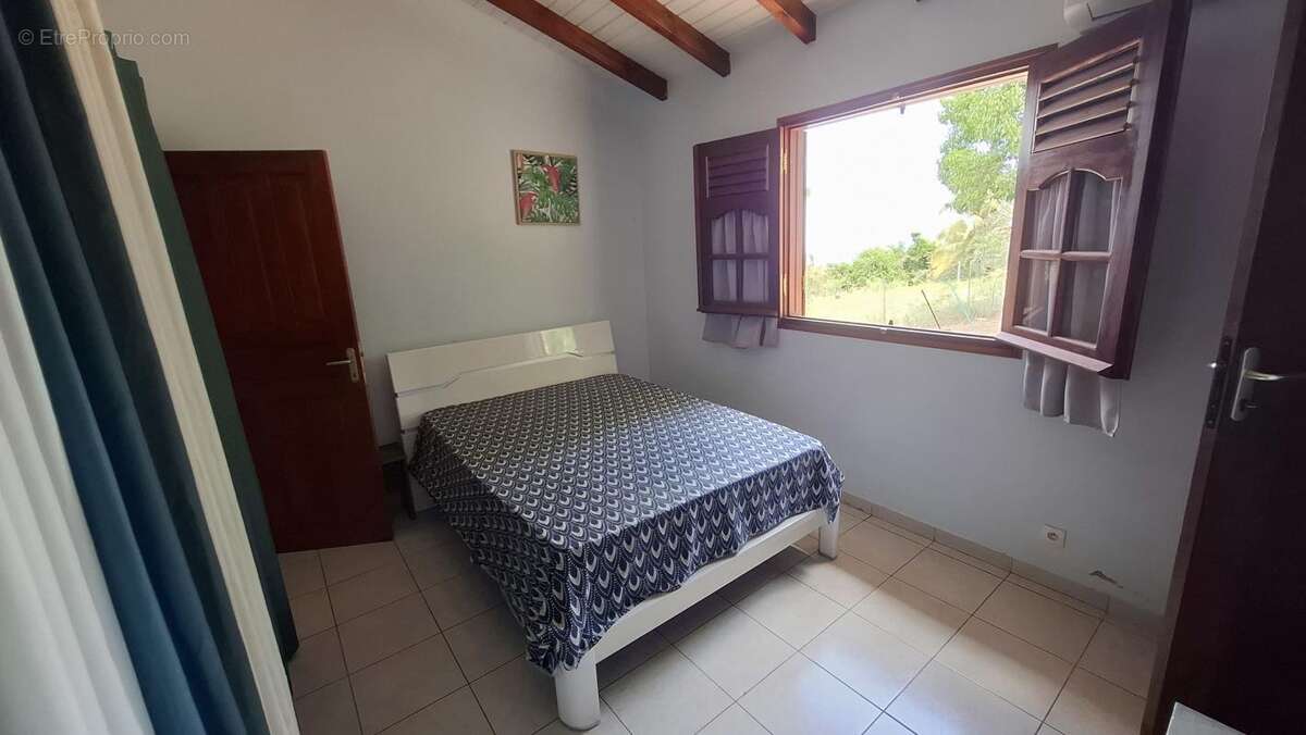A VENDRE : Villa 2 T2 et 1 T4 (Vieux Habitants - 97119) - photo 16