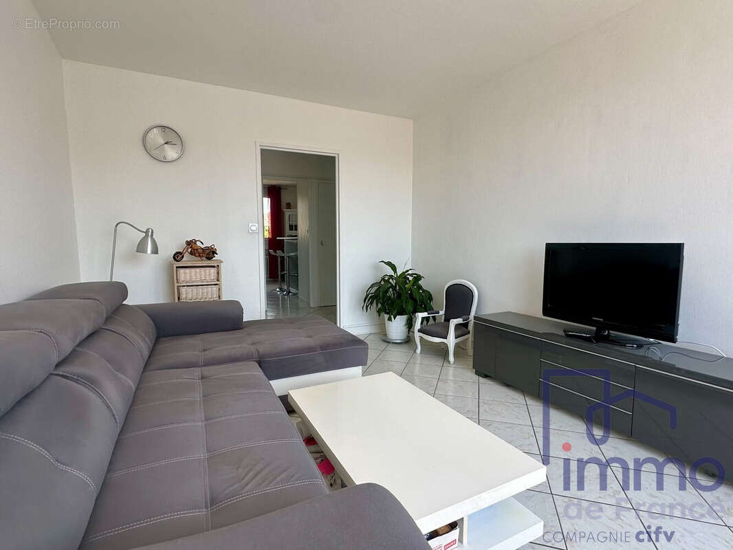 Appartement 55 m² à Le Chambon-Feugerolles  - photo 2