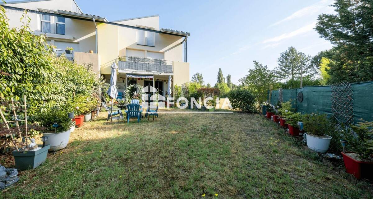 Appartement à PINS-JUSTARET