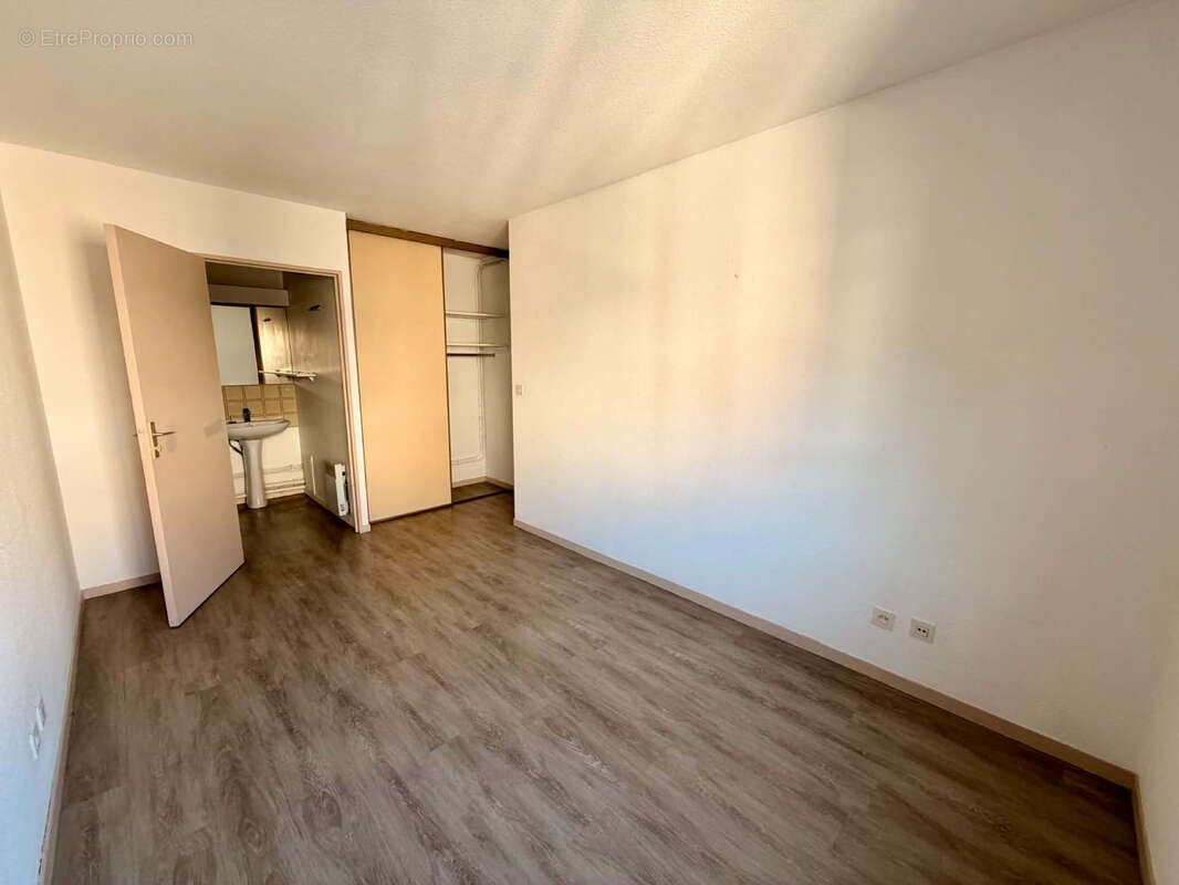 PALAIS DE JUSTICE / ST MICHEL - T2 de 46,43m2 avec balcon et parking - photo 6