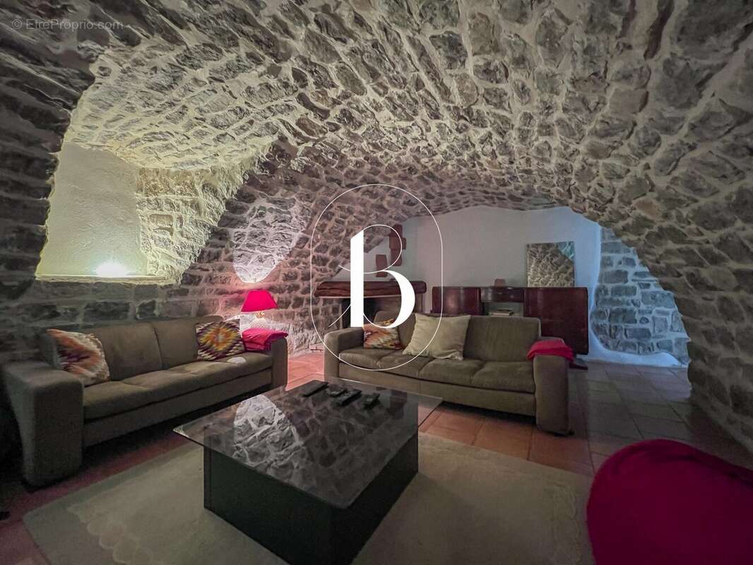 Maison 350 m² à Bessas  - photo 13