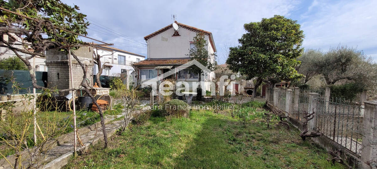 Maison à SAINT-JULIEN-LES-ROSIERS