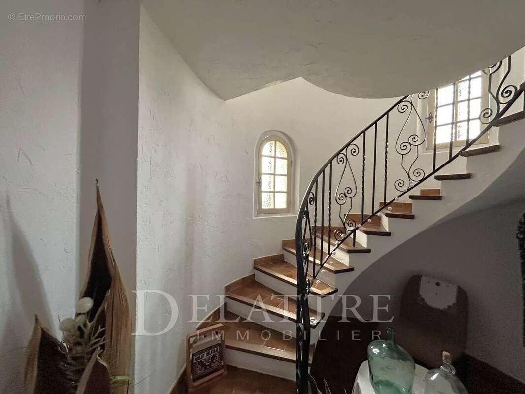 Maison à CHATEAUNEUF-GRASSE