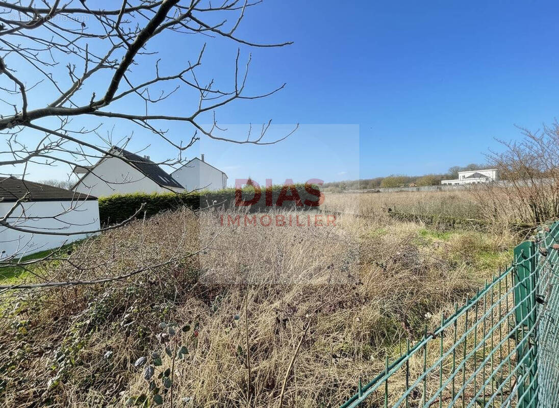 Terrain à PONTAULT-COMBAULT