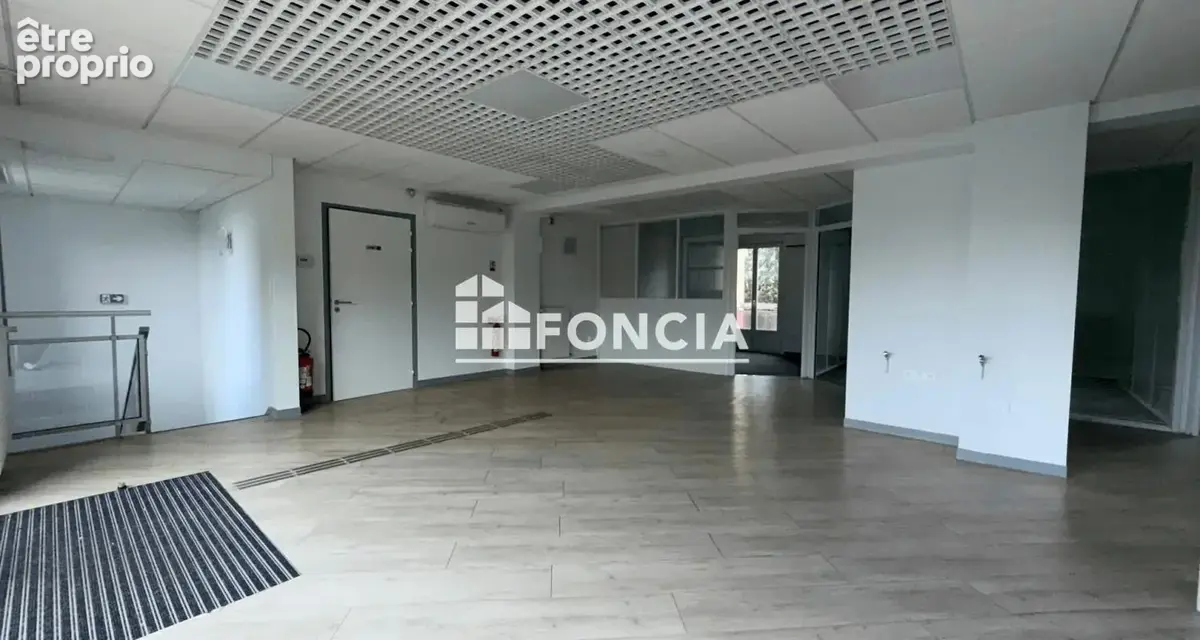 Local commercial libre sur deux niveaux de 190m2 - Quartier Saint Eloi - photo 3