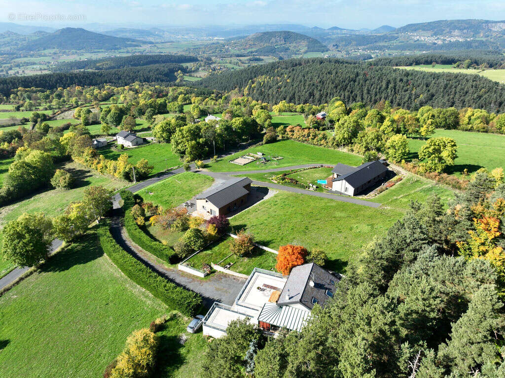 Maison à SAINT-JULIEN-CHAPTEUIL