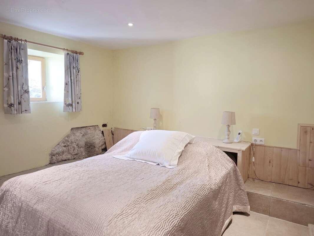 Jolie maison en pierres avec dépendances - photo 8