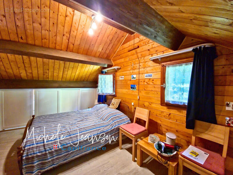 Maison à SAINT-GEORGES-DES-HURTIERES