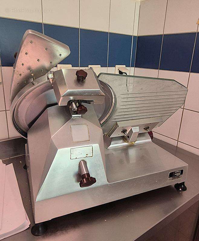 Commerce à SAINT-ROMAIN-DE-BENET