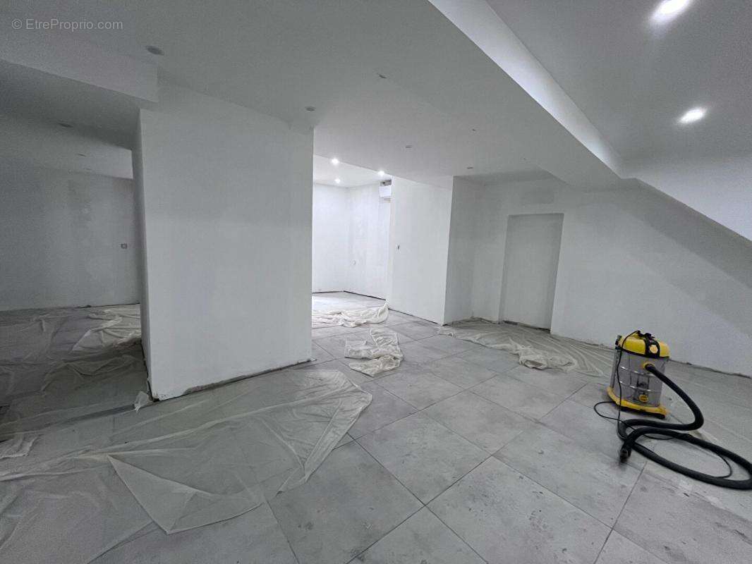 Immeuble de rapport de 200 m² environs à rénover pouvant être aménagé en deux appartements et un local - photo 13