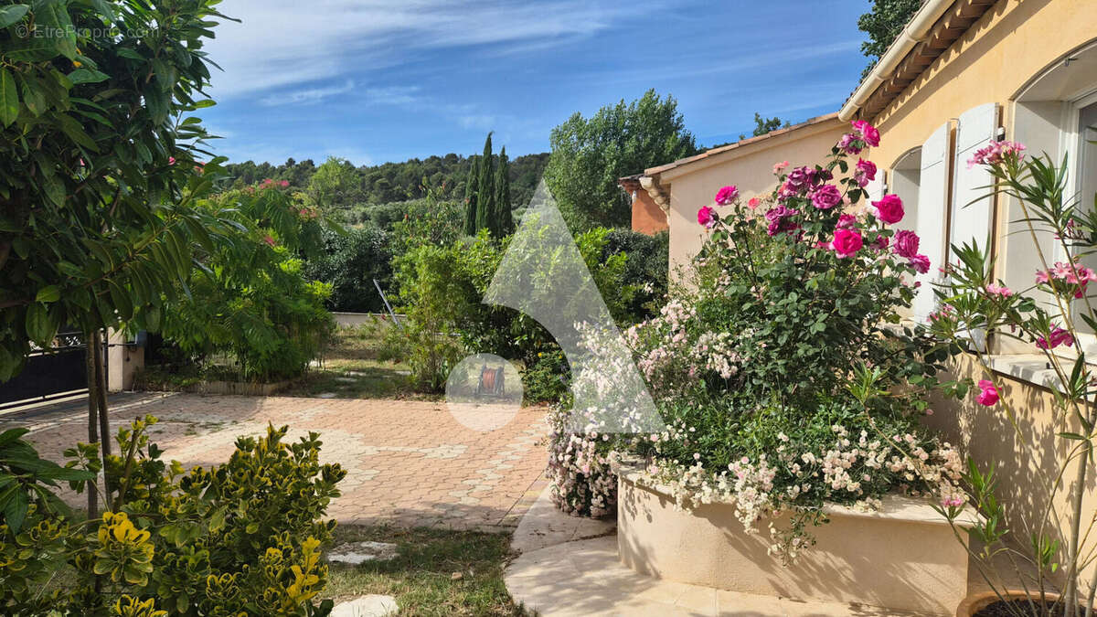 A vendre Villa T5 + Studio à Tavernes - photo 2