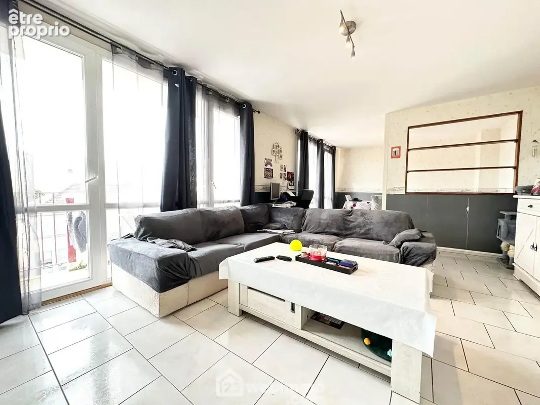 Vous disposez d'une belle pièce de vie de 32 m² comprenant ...