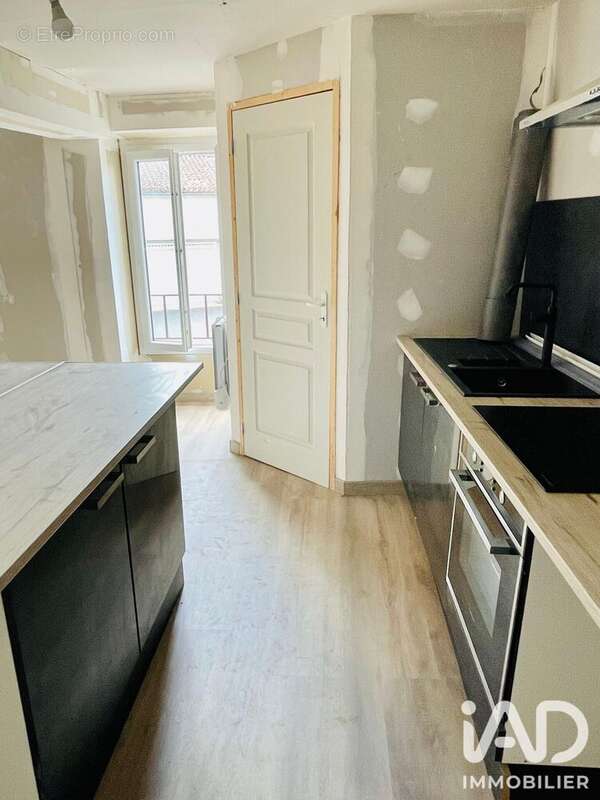 Appartement 51 m² à Lathus-Saint-Remy  - photo 6