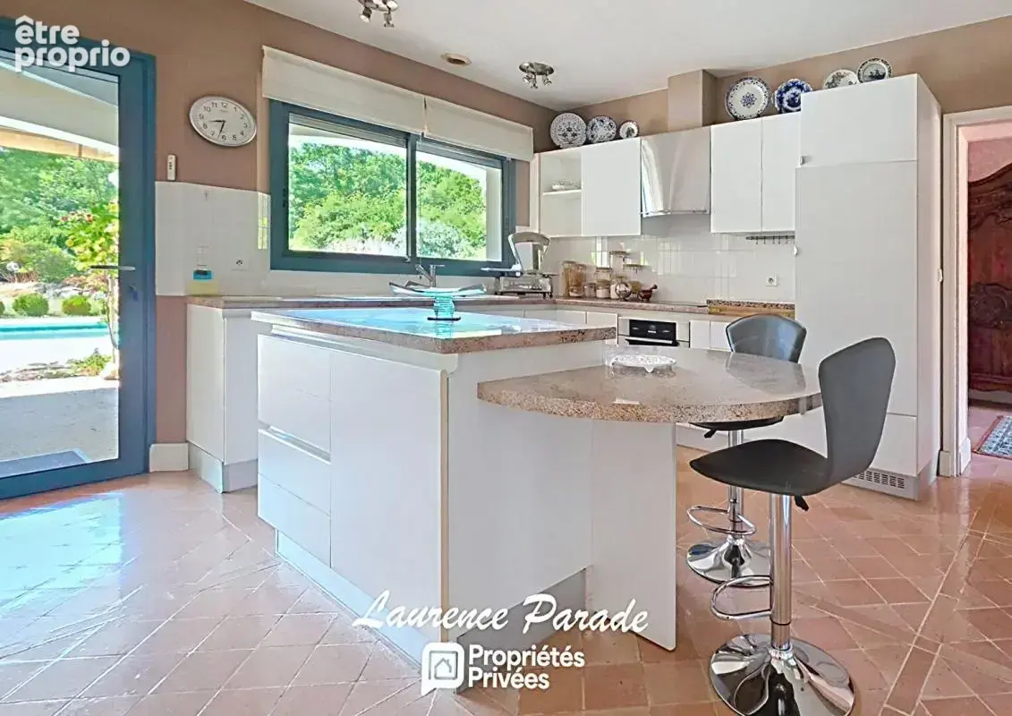 Propriété de caractère 348 m² de plain pied 1,8 hectares, piscine, garage, entre bordeaux et perigueux, a proximite de saint-émi - photo 3