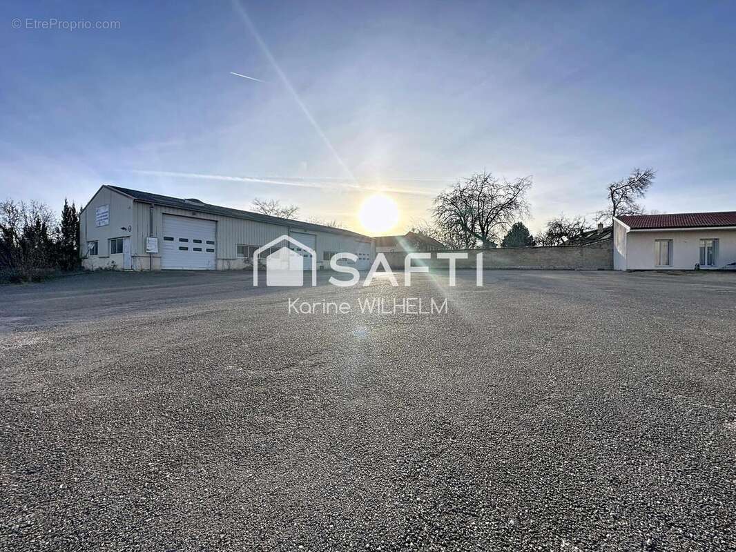 Photo 4 - Parking à NEUFCHATEAU