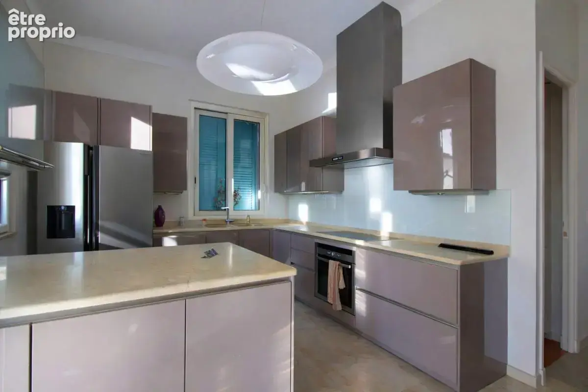 Vence, à 2 minutes à pied du centre, somptueuse villa de 321 m² - photo 8