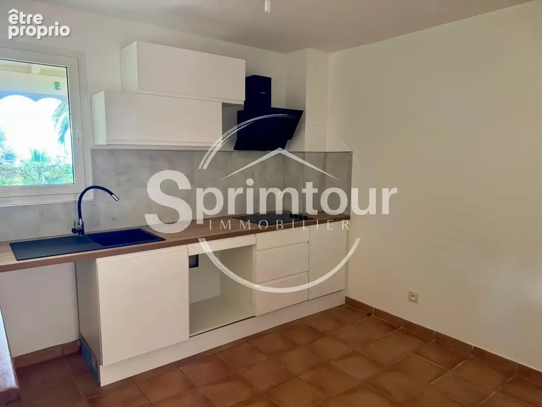 GOURBEYRE — Duplex T3, entièrement rénové avec vue sur les Saintes - photo 4