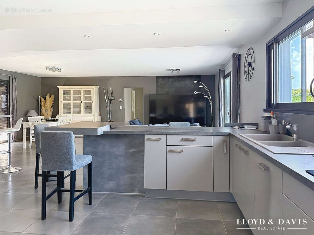 Maison 134 m² à Saint-Sulpice-De-Royan  - photo 5