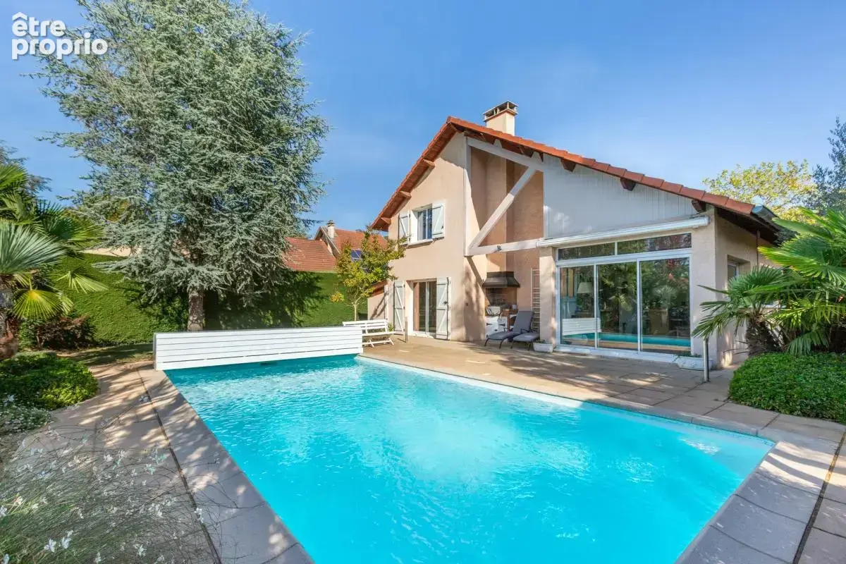 Maison de 8 pièces de 178 m² à La Tour-de-Salvagny - photo 1
