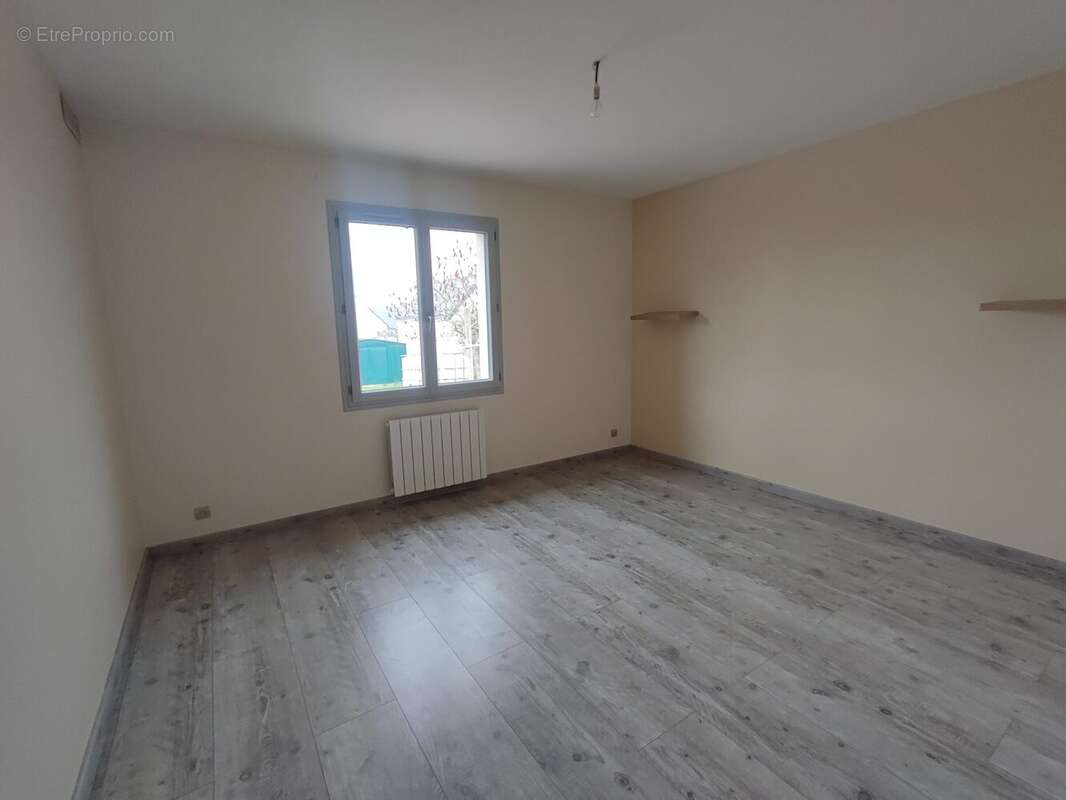 chambre n°1 plain-pied RDC - Maison à SAINT-ETIENNE-DE-CHIGNY