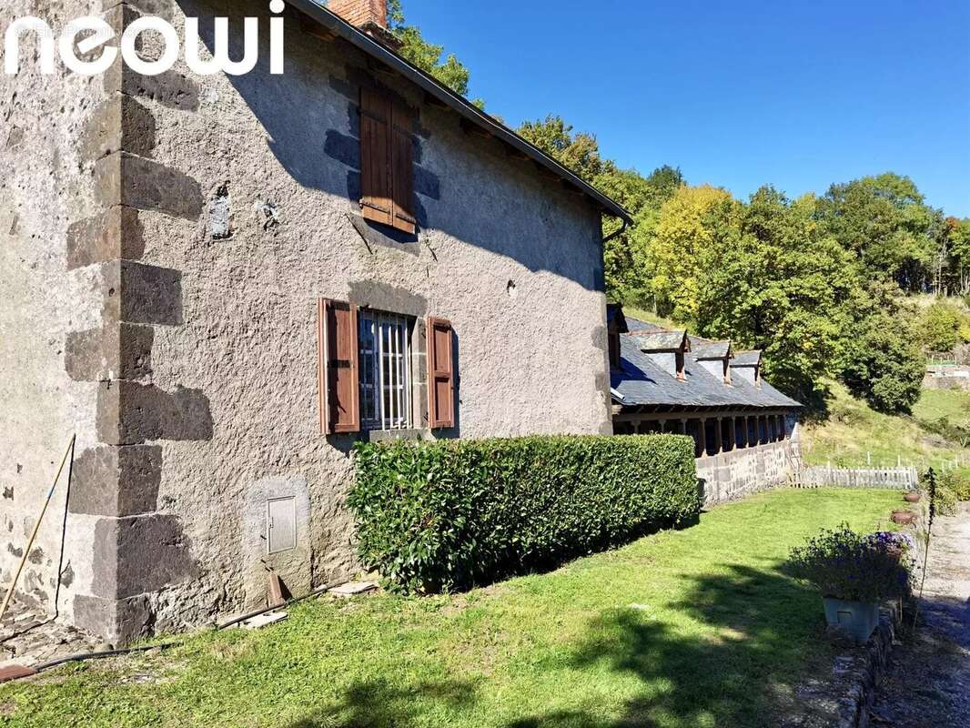 Maison à VIC-SUR-CERE