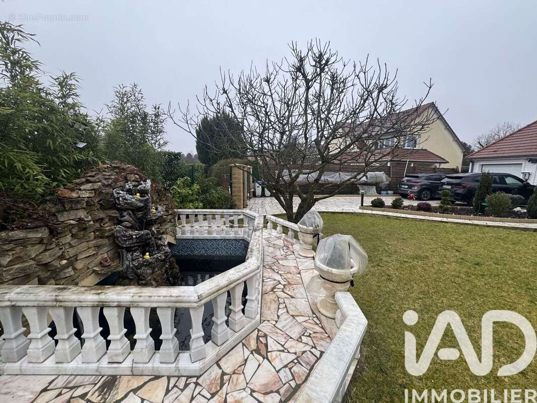 Maison 207 m² à Magny-Le-Hongre  - photo 8