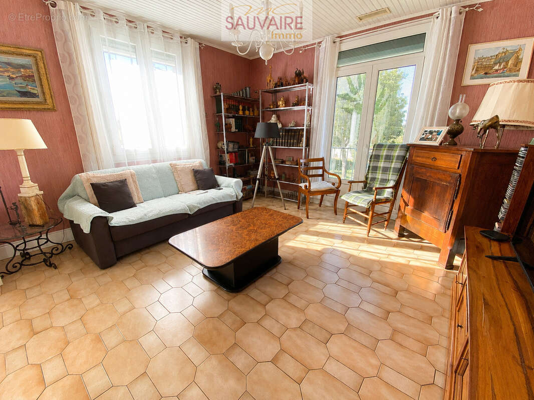 Maison à SAINT-LAURENT-DE-LA-SALANQUE