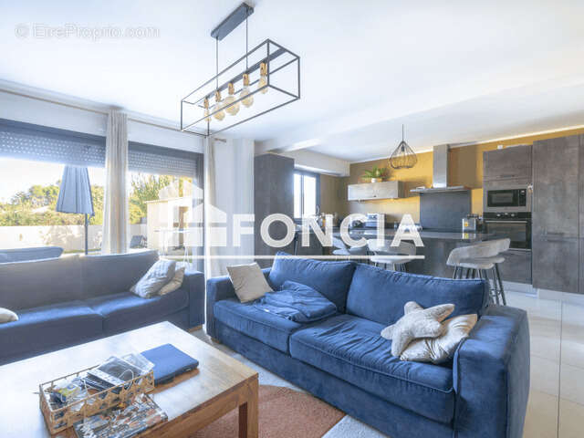 Maison à ENTRAIGUES-SUR-LA-SORGUE