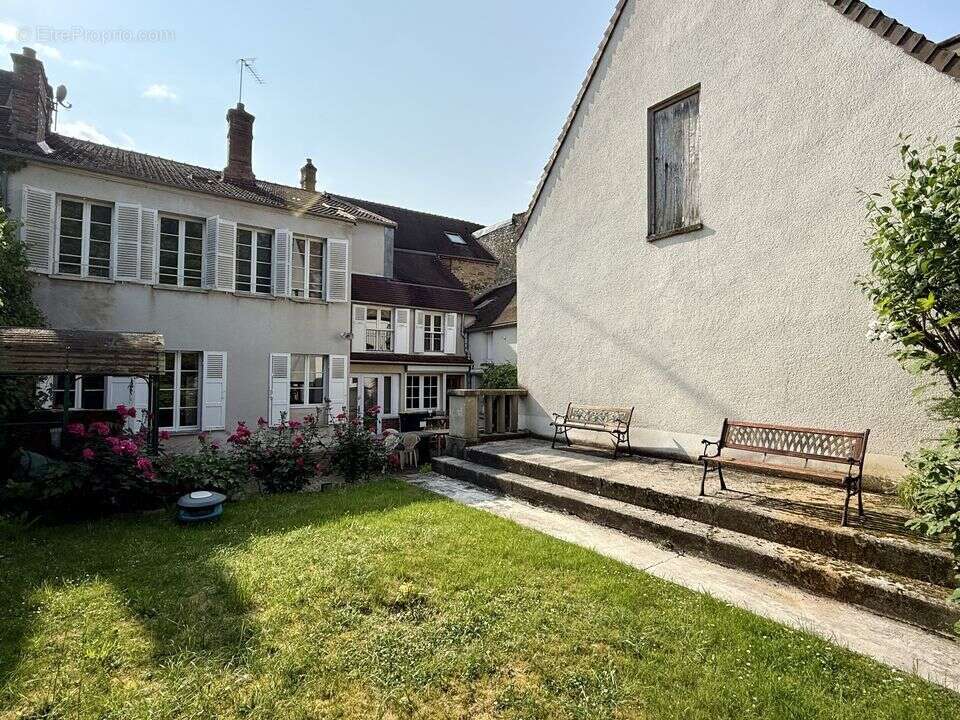 Belle demeure bourgeoise à Vendre au coeur de Donnemarie - photo 2