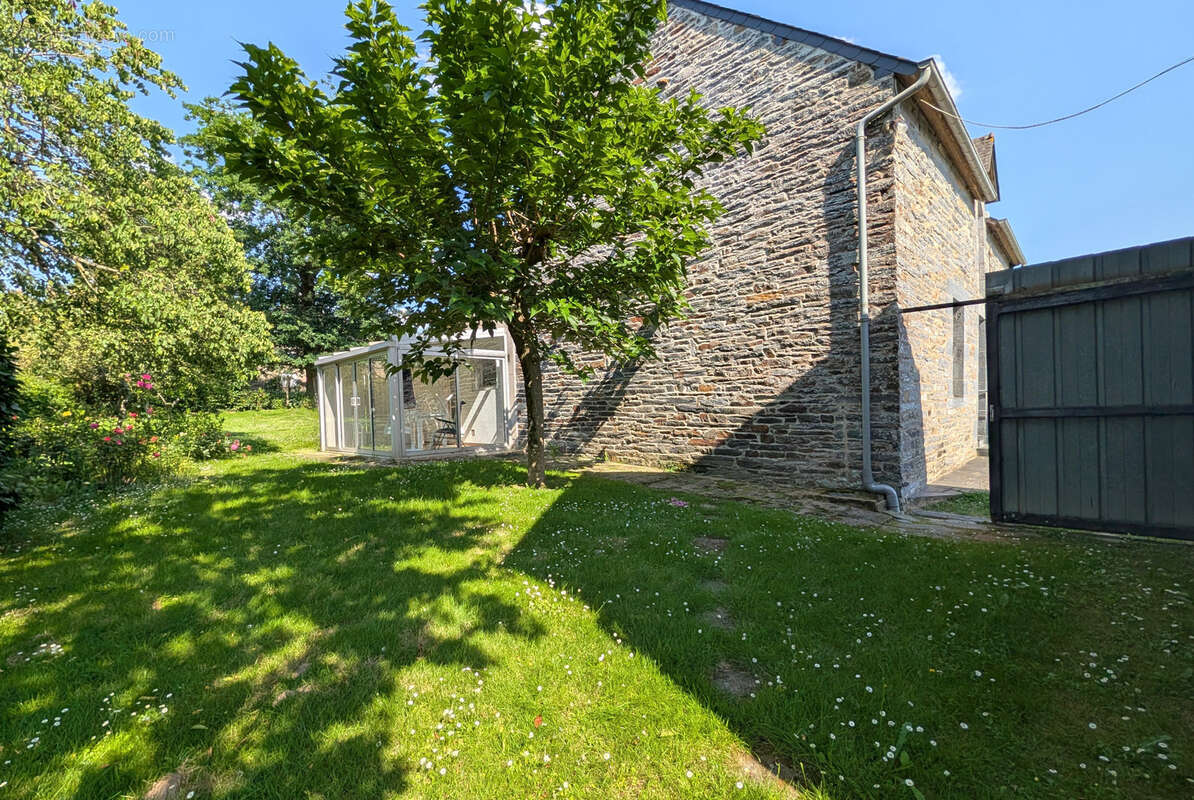 Maison en pierre avec dépendances et jardin – La Chapelle-Gaceline (La Gacilly) - grand terrain - véranda - charme - garage - photo 3