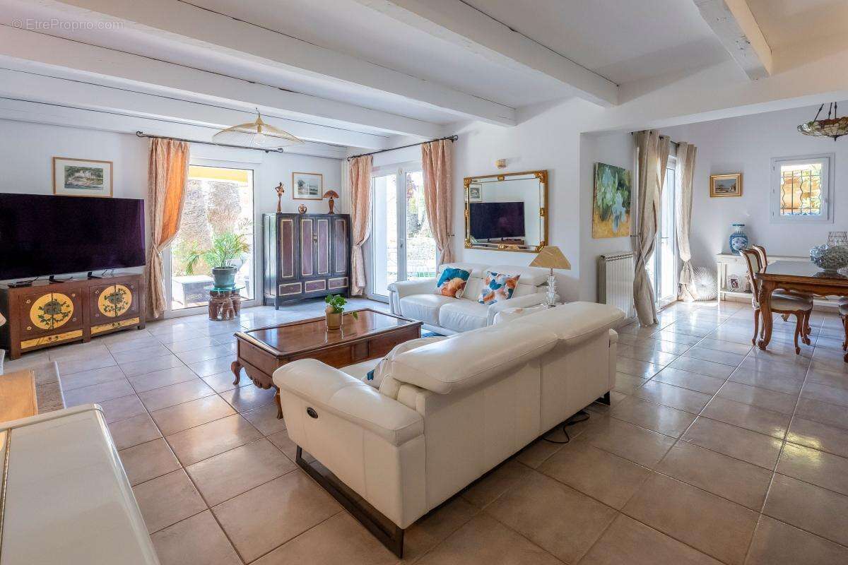 Au Castellet - Maison familiale 5 pièces avec piscine - photo 5