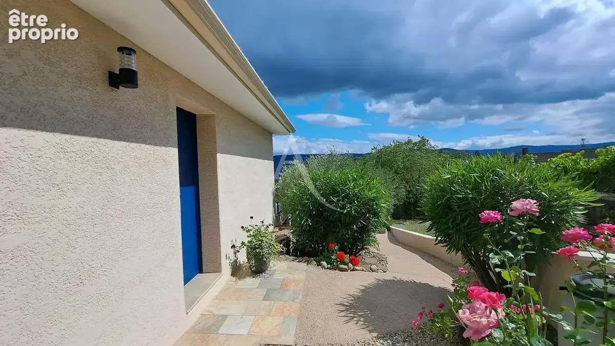 Maison avec garage et dépendance, vue dominante - photo 9
