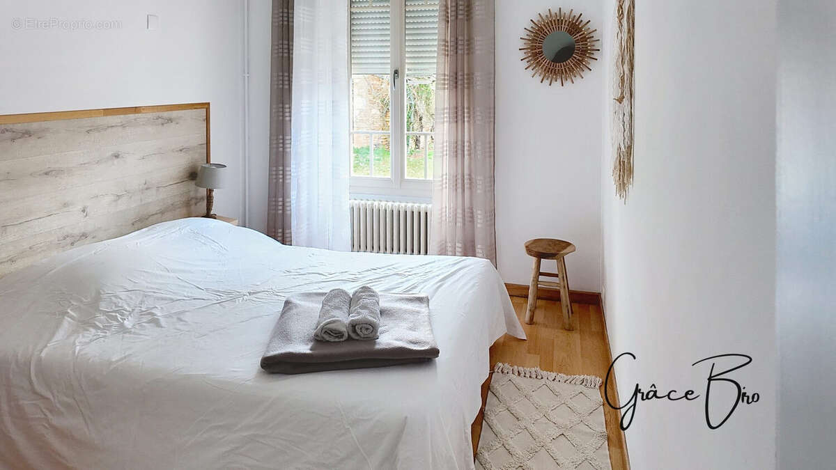 Maison 330 m² à Lezay  - photo 9