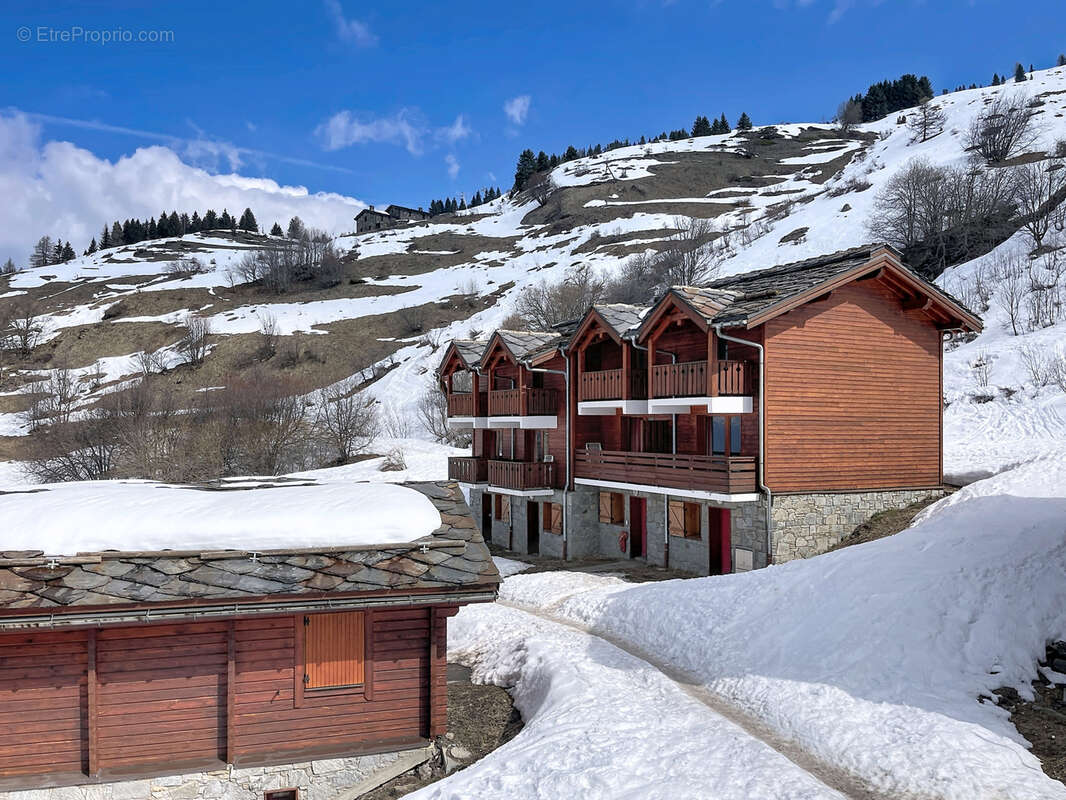 Chalet mitoyen sur 3 niveaux en résidence de tourisme avec piscine et place de parking - photo 3