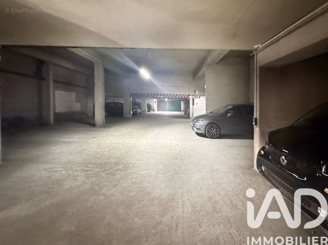 Photo 1 - Parking à PARIS-17E