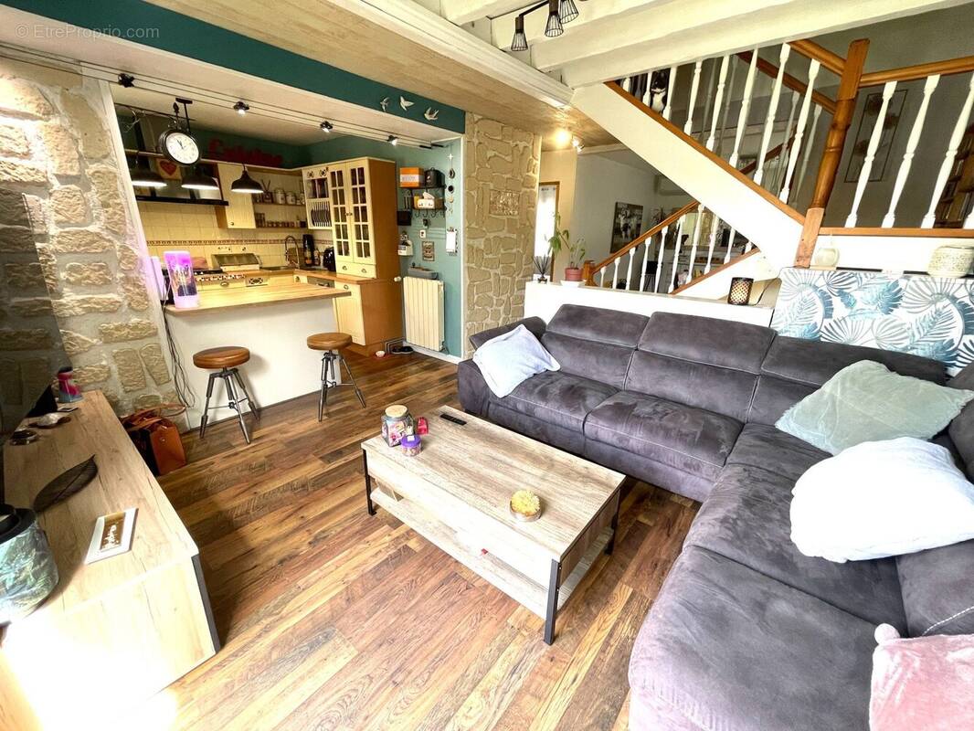 Salon ( 2eme niveau ) - Maison à MONTELIMAR