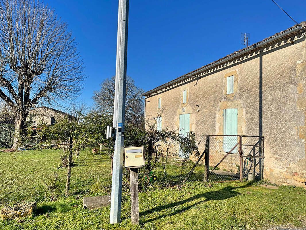 Propriété avec 2 maisons rénovées, une maison à rénover et grandes dépendances - photo 5