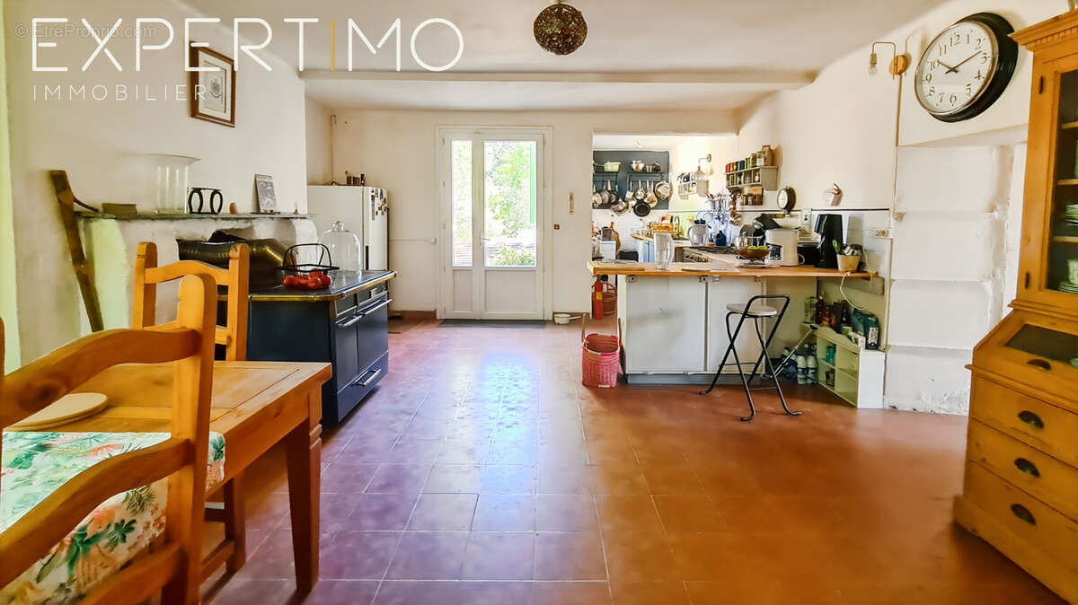 Manoir d'une superficie habitable de 338 m2 avec dépendances sur un terrain de 3,6 hectares - photo 11