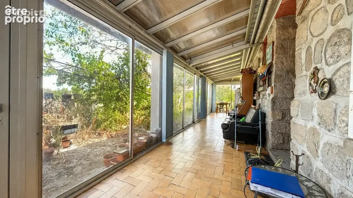 Propriété traditionnelle de 148 m2 sur parcelle arborée de 780 m2 avec dépendances - photo 7