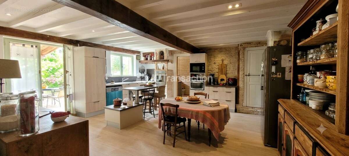 Maison 243 m² à Saint-Seurin-De-Cadourne  - photo 6