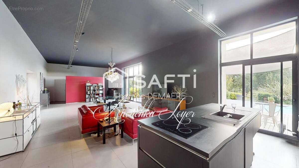 Maison 240 m² à Montlieu-La-Garde  - photo 5
