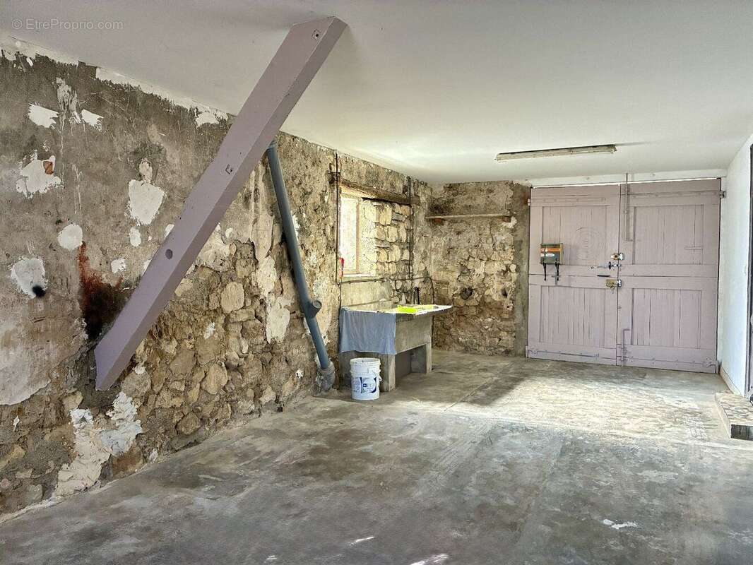Maison de ville avec grande cour, garage et cave. - photo 11