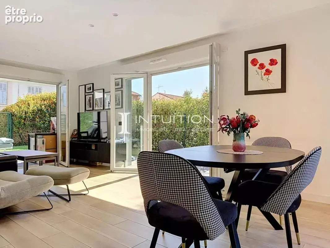Golfe-Juan : Vaste appartement rez-de-jardin dans un immeuble de standing avec piscine - photo 7