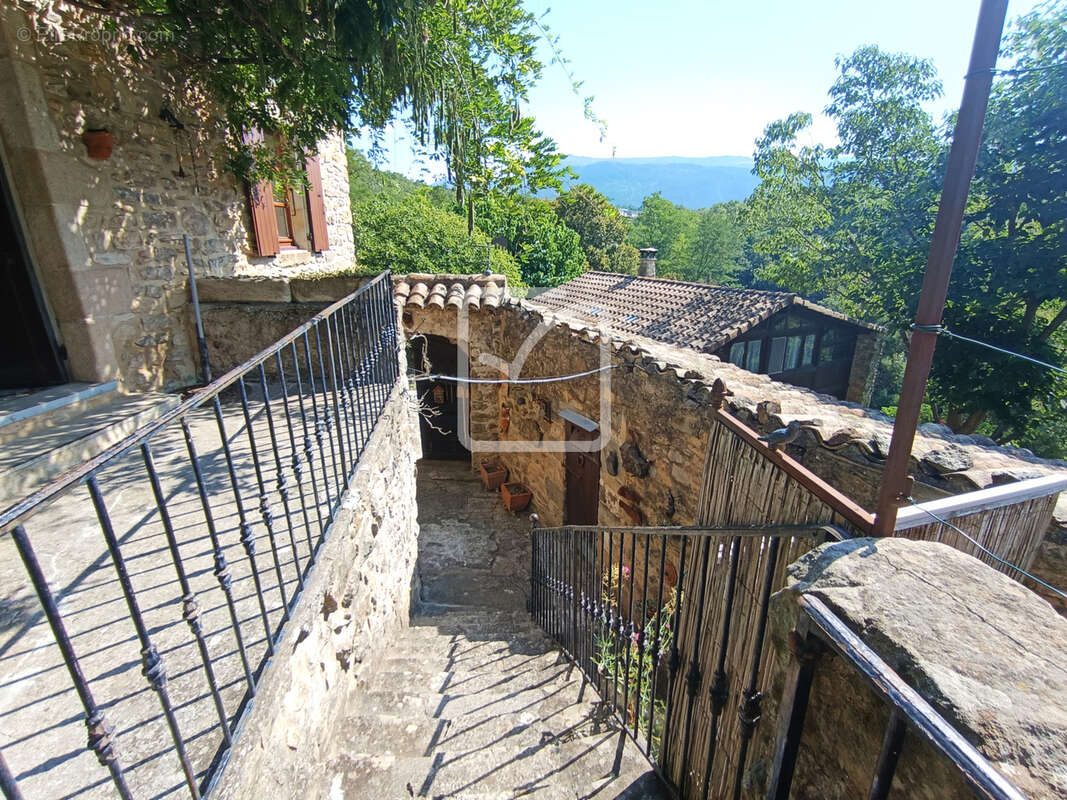 Maison ancienne de caractère au charme d'antan préservé sur terrain de 912 m2 - photo 9