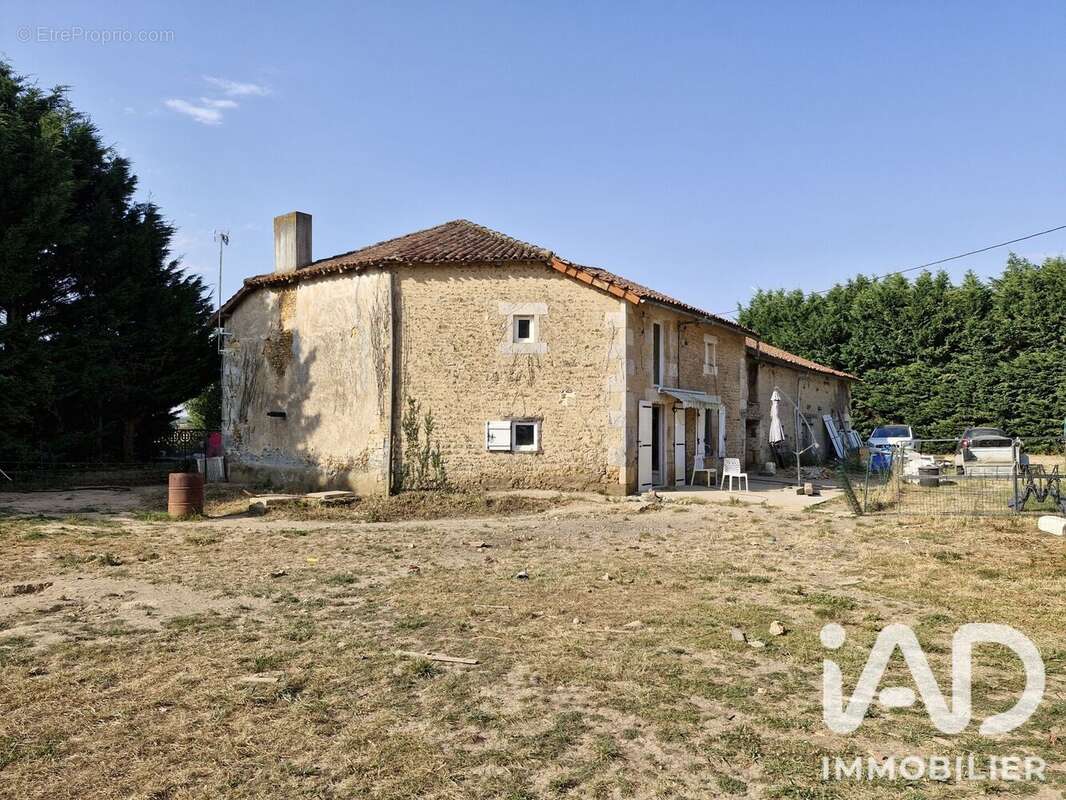 Maison 86 m² à Savigne  - photo 6